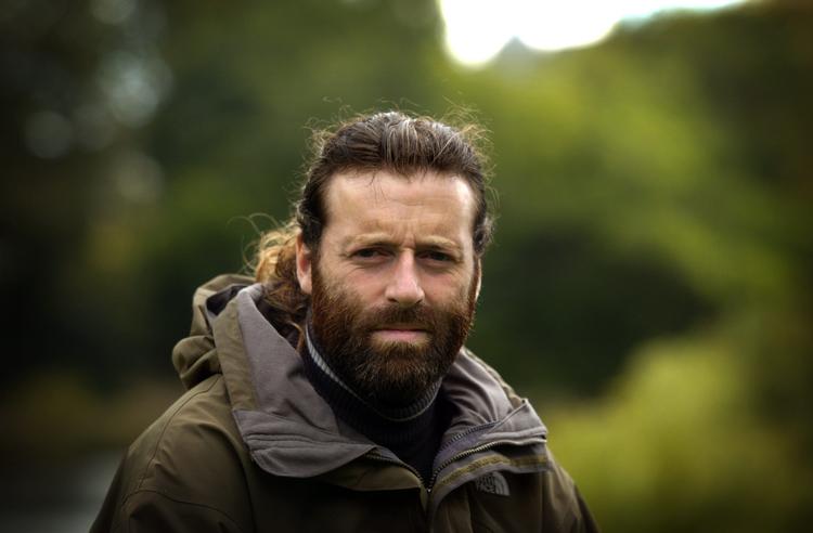 Det er aldrig blevet bekræftet med sikkerhed. Men efter alt at dømme døde Slimane Hadj Abderrahmane i 2013 på slagmarken i Syrien. Guantánamofangen efterlod sig kone og to døtre i Danmark. Her er han fotograferet i Ørstedsparken i København efter hjemkomsten i 2004. Arkivfoto: Jens Dresling     Foto: Jens Dresling/POLFOTO