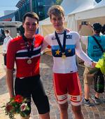 Johan Price-Petersen i EM-trøjen og med guldet om halsen sammen med sin norske Uno-X holdkammerat Søren Wærenskjold, der blev nr. 2. Foto: Uno-X. 