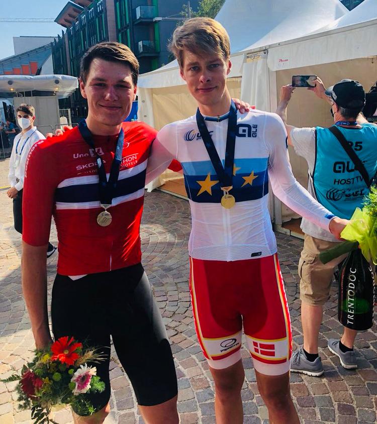 Johan Price-Petersen i EM-trøjen og med guldet om halsen sammen med sin norske Uno-X holdkammerat Søren Wærenskjold, der blev nr. 2. Foto: Uno-X. 