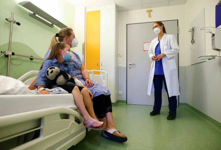 Tysklands lavere vaccinationsrate blandt folk under 60 år afspejler flere hospitalsindlæggelser i målgruppen. På billedet taler en 5-årig pige, der lider af senfølger efter at have været smittet med coronavirus, og hendes mor med en læge på children's hospital Universitaets-Kinderklinik i Bochum, Tyskland. Foto: Thilo Schmuelgen/Ritzau Scanpix