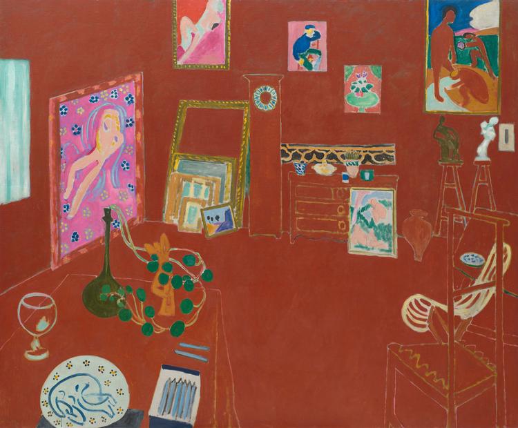 Det store lærred viser Matisses atelier i den parisiske forstad Issy-les-Moulineaux fyldt med hans egne malerier og skulpturer sammen med møbler og dekorative genstande. Foto: Henri Matisse. Det røde atelier, 1911. Olie på lærred, 181 x 219 cm. Mrs. Simon Guggenheim Fund,  The Museum of Modern Art, New York  © Succession H. Matisse/VISDA 2021 