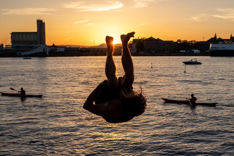 Selv om der er varmerekord i Oslo og folk hygger sig på Oslofjorden, skal danskere tjekke indrejserestriktioner, før de drager nordpå. Foto: Javad Parsa/Ritzau Scanpix