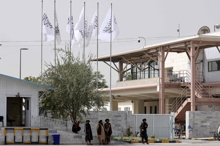En Taleban-kriger står vagt uden for lufthavnen i Kabul. Nu vil flyselskab genoptage flyvninger til og fra Kabul. Foto: Karim Sahib/Ritzau Scanpix