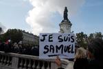 En demonstration i Paris i kølvandet på den franske historielærer Samuel Paty, der blev dræbt af en 18-årig tjetjensk flygtning 16. oktober 2020, efter det var kommet frem, at Paty havde vist sine elever billeder af profesten Muhammed. Paty fik skåret hovedet af i en voldsom terrorhandling udenfor den parisiske omegnsskole, hvor han var lærer. Foto: Michel Euler/Ritzau Scanpix