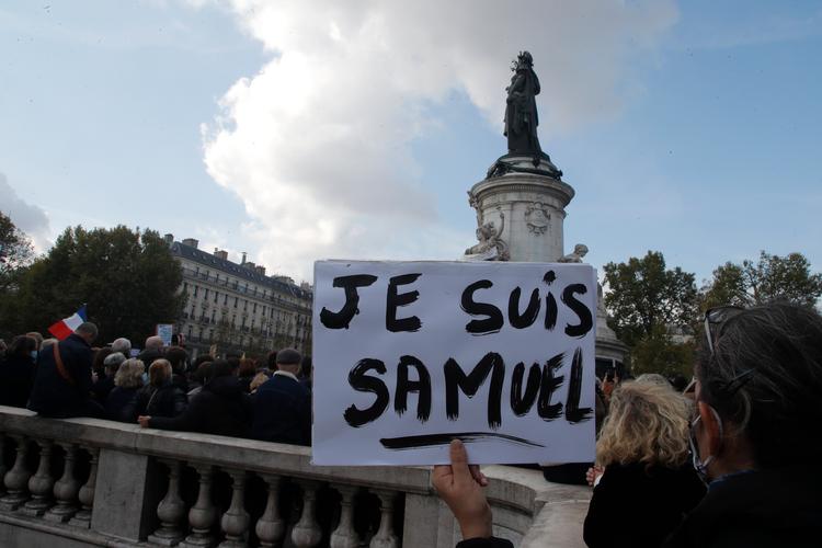 En demonstration i Paris i kølvandet på den franske historielærer Samuel Paty, der blev dræbt af en 18-årig tjetjensk flygtning 16. oktober 2020, efter det var kommet frem, at Paty havde vist sine elever billeder af profesten Muhammed. Paty fik skåret hovedet af i en voldsom terrorhandling udenfor den parisiske omegnsskole, hvor han var lærer. Foto: Michel Euler/Ritzau Scanpix