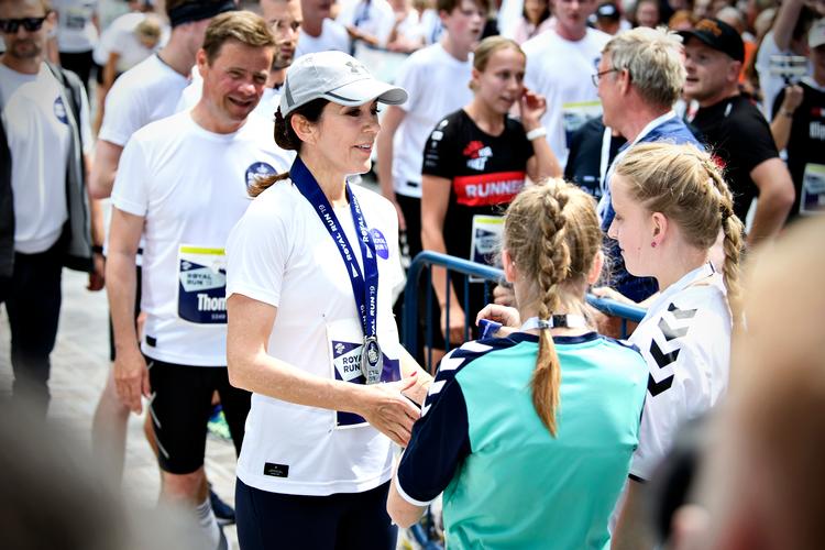 Både kronprinsen og kronprinsessen deltager søndag i Royal Run sammen med næsten 79.000 andre løbere. Billedet er fra 2019, hvor kronprinsesse Mary tog imod løbere, da de kom i mål i Aalborg.S Foto: Anita Graversen