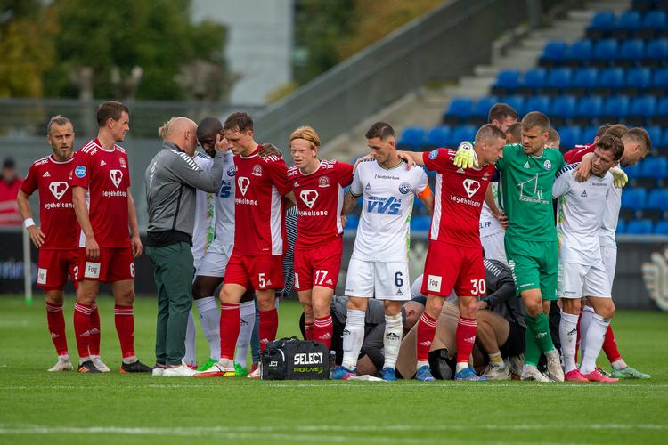 Spillere fra både Vendsyssel og Lyngby dannede ring om Wessam Abou Ali, mens han fik behandling på banen lørdag. Han faldt om midt i kampen, der senere blev afblæst.  Foto: Jess Mejdahl Madsen/Ritzau Scanpix