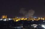 Røg ses over Gazastriben, som for anden nat i træk har været under beskydning fra Israel.  Foto: Said Khatib/Ritzau Scanpix