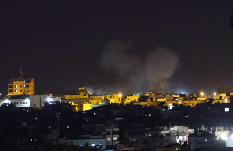 Røg ses over Gazastriben, som for anden nat i træk har været under beskydning fra Israel.  Foto: Said Khatib/Ritzau Scanpix