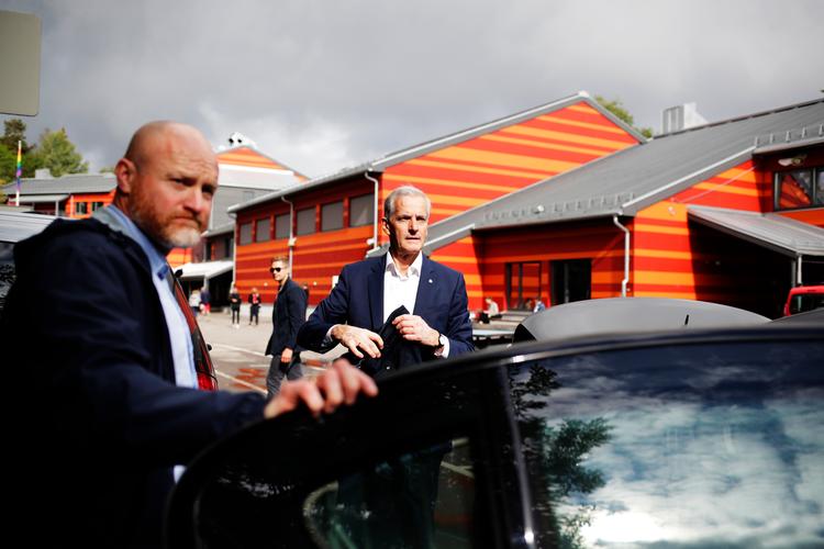 Norges største kommuner åbnede for stemmeafgivning søndag klokken 12. En time senere afgav Arbeiderpartiets leder Jonas Gahr Støre sin stemme på Svendstuen Skole. Et velhaverkvarter, hvor de fleste stemmer på Høyre. Foto: Javad Parsa / NTB   Foto: Javad Parsa/Ritzau Scanpix