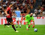 Der var ikke tid til at få bundet snørebåndet, for Zlatan Ibrahimovic skulle lige sparke ind bold ind bag Pepe Reina. Foto: Isabella Bonotto/Ritzau Scanpix