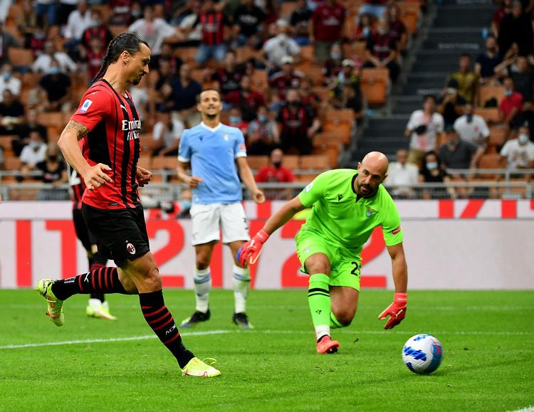 Der var ikke tid til at få bundet snørebåndet, for Zlatan Ibrahimovic skulle lige sparke ind bold ind bag Pepe Reina. Foto: Isabella Bonotto/Ritzau Scanpix