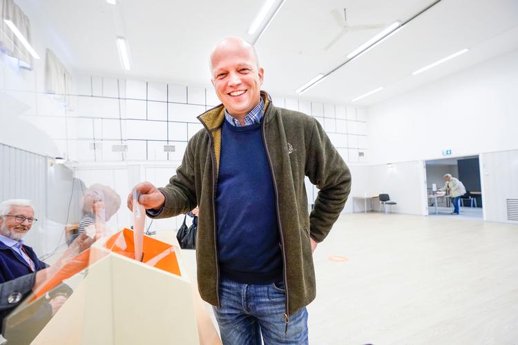 Senterpartiets leder, Trygve Slagsvold Vedum, var tidligt på færde i Ilseng Samfunnshus for at stemme til mandagens valg til Stortinget i Norge. Også de, der er i coronakarantæne, får mulighed for at stemme i særlige bokse, oplyser Valgdirektoratet. Foto: Lise Åserud/Ritzau Scanpix