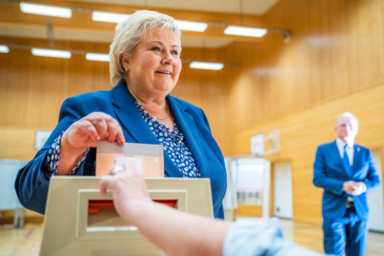 Den norske statsminister, Erna Solberg fra Høyre, har på Skjold skole i Bergen afgivet sin stemme ved valget til Stortinget. Foto: Håkon Mosvold Larsen/Ritzau Scanpix