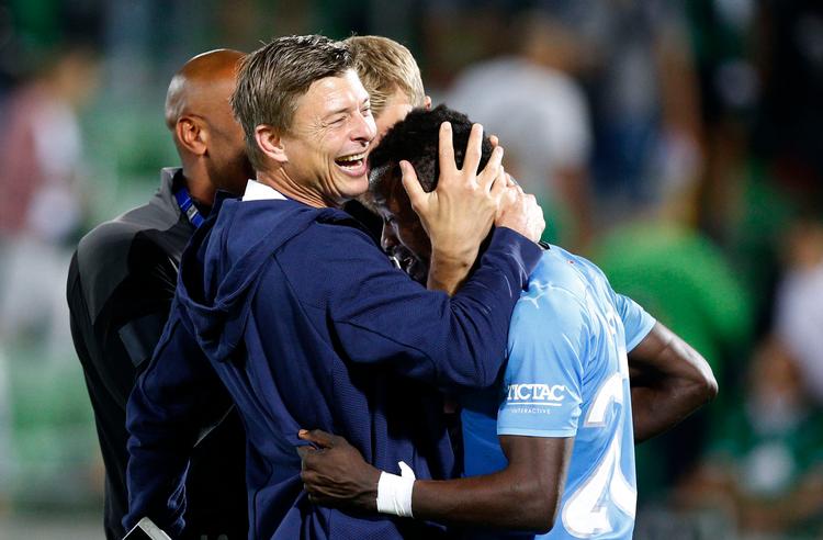  Jon Dahl Tomasson gav den slidstærke midtbanemand Bonke Innocent et kram, da holdet havde sikret sig kvalifikationen til gruppespillet mod Ludogorets.  Foto: Anton Uzunov/Ritzau Scanpix