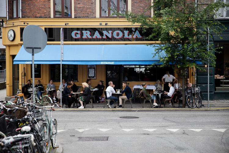 Granola på Værnedamsvej har haft masse af kunder, men for få ansatte til at servicere dem. Sidste uge var cafeen nødt til at lukke på grund af mangel på personale. Foto: Mikkel Hørlyck
