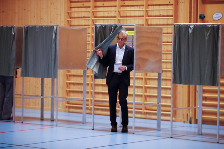 Jonas Gahr Støre er formand for den norske socialdemokrati, Arbeiderpartiet. Her stemmer han i Oslo. Foto: Javad Parsa/Ritzau Scanpix