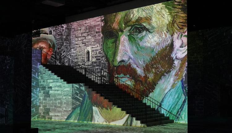 Når projektorerne er slukkede, er alting hvidt, men når de tændes, kommer van Goghs malerier til live på udstillingsstedet Infinity des Lumières i Dubai Mall. Foto: Infinity des Lumières