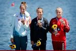 Lisa Carrington i midten stiller ikke op til VM i Danmark, i stedet nyder hun en pause fra sporten.  Foto: Jens Dresling