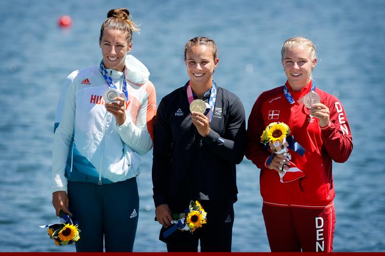 Lisa Carrington i midten stiller ikke op til VM i Danmark, i stedet nyder hun en pause fra sporten.  Foto: Jens Dresling