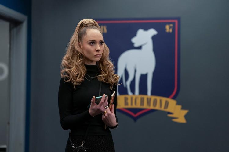 Juno Temple ses her i rollen som fodboldklubben AFC Richmonds pr-ansvarlige, Keeley Jones i 'Ted Lasso' - selvfølgelig bevæbnet med en iPhone.  Foto: PR/Apple+
