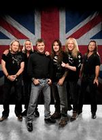 Bruce Dickinson fra Iron Maiden (med grå buks og kort hår) kan det meste. Men han kan ikke få bandets nye sange til at stoppe, når de først er kommet i gang. Pr-foto 