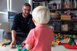 Da Aske var født, havde Christian Ziegler fem måneders frihed til at være hjemme med sin søn, og når den næste snart kommer, planlægger han igen at få så lang barsel som muligt. Han ærgrer sig over, at det skal være nødvendigt at lovgive for at få fædre til at tage længere barsel.  Foto: Marcus Emil Christensen