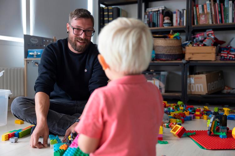 Da Aske var født, havde Christian Ziegler fem måneders frihed til at være hjemme med sin søn, og når den næste snart kommer, planlægger han igen at få så lang barsel som muligt. Han ærgrer sig over, at det skal være nødvendigt at lovgive for at få fædre til at tage længere barsel.  Foto: Marcus Emil Christensen