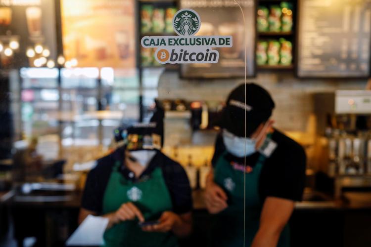 I El Salvador kan selv kaffen betales i bitcoin.  Foto: Jose Cabezas/Ritzau Scanpix