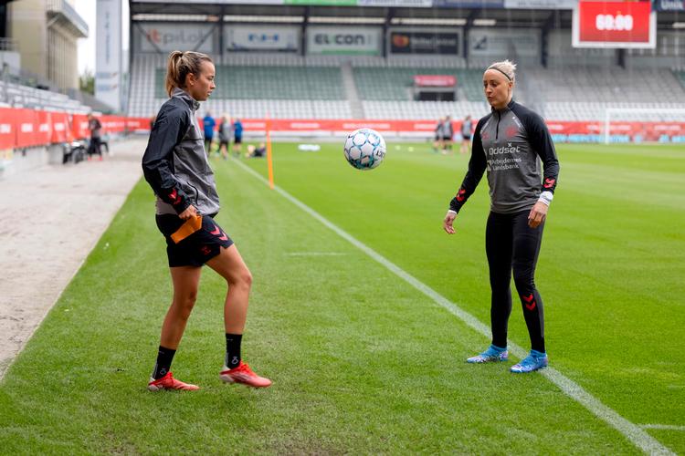 Rikke Sevecke (til venstre) og Sanne Troelsgaard går et travlt år i møde med mindst 16 landskampe. Foto: Marcus Emil Christensen