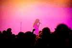 Selv om der er masser af kvinder på de danske musikscener, som Erika de Casier der her optræder til Roskilde Festivals 'Summer Days', er den danske musikbranche domineret af mænd. I 2019 var 19 procent af Kodas medlemmer kvinder. De udgjorde 10 procent af de samlede udbetalinger fra Koda.
En undersøgelse fra 2021, foretaget af Mandag Morgen, understreger også skævheden. Eksempelvis har 9 procent af kvinderne en årsindkomst på mere end 500.000 kroner, mens det gælder for 18 procent af mændene.
 Foto: Valdemar Ren