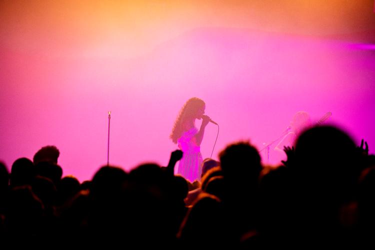 Selv om der er masser af kvinder på de danske musikscener, som Erika de Casier der her optræder til Roskilde Festivals 'Summer Days', er den danske musikbranche domineret af mænd. I 2019 var 19 procent af Kodas medlemmer kvinder. De udgjorde 10 procent af de samlede udbetalinger fra Koda.
En undersøgelse fra 2021, foretaget af Mandag Morgen, understreger også skævheden. Eksempelvis har 9 procent af kvinderne en årsindkomst på mere end 500.000 kroner, mens det gælder for 18 procent af mændene.
 Foto: Valdemar Ren