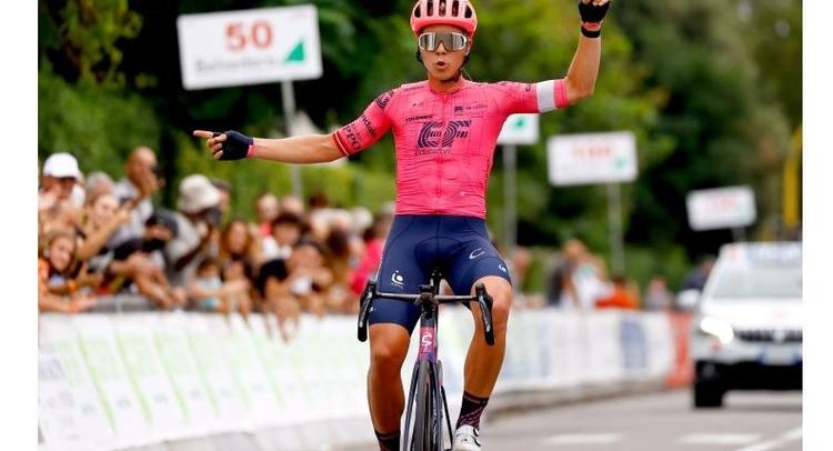 Michael Valgren passerer målstregen som vinder af Giro della Toscana. Foto: EF. 