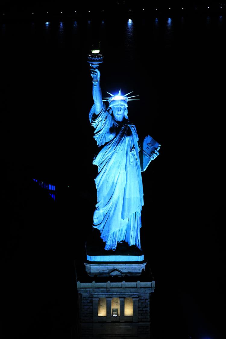 NEW YORK, NEW YORK - SEPTEMBER 11: The Statue of Liberty at night on September 11, 2021 in New York City. The nation is marking the 20th anniversary of the terror attacks of September 11, 2001, when the terrorist group al-Qaeda flew hijacked airplanes into the World Trade Center, Shanksville, PA and the Pentagon, killing nearly 3, 000 people. Chip Somodevilla/Getty Images/AFP == FOR NEWSPAPERS, INTERNET, TELCOS &amp; TELEVISION USE ONLY == Foto: Chip Somodevilla/Ritzau Scanpix
