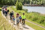 Henrik Rasmussen forrest i feltet på en af sine mange cykelture rundt i Vallensbæk sammen med byens borgere.  