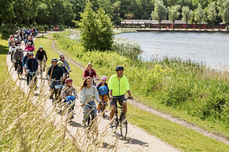 Henrik Rasmussen forrest i feltet på en af sine mange cykelture rundt i Vallensbæk sammen med byens borgere.  