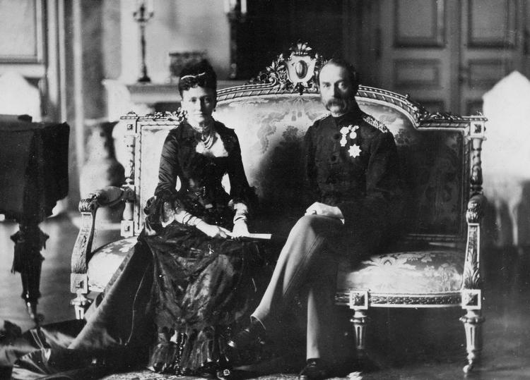 Christian IX med sin Louise var tæt på at blive fjernet af højtstående politikere i 1863. Foto: Polfoto