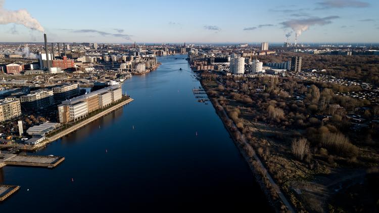Boligpriserne stiger fortsat, men langsommere end tidligere. Her ses   Københavns Havn.    Foto: Jens Dresling