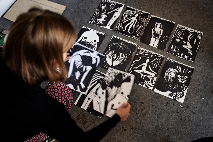 32-årige Caroline Have er uddannet fra DMJX i kreativ kommunikation og har arbejdet i reklamebranchen. Men hun var ikke glad for det og søgte derfor andre veje: mod det Fynske Kunstakademi.  Foto: Jacob Ehrbahn