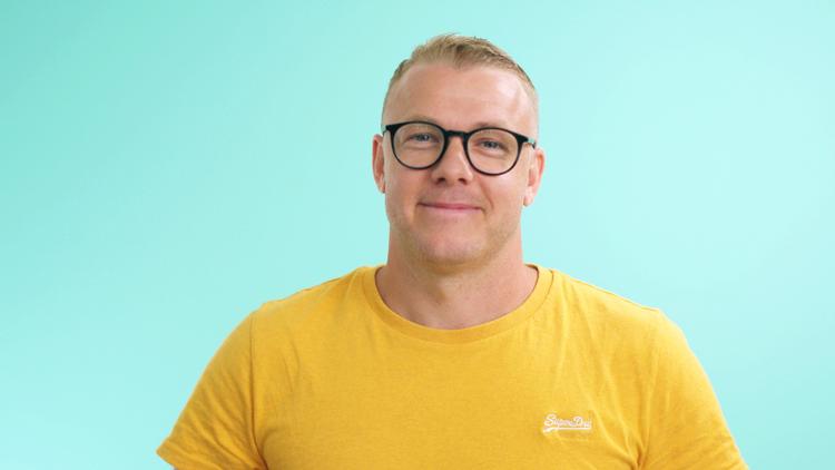 Michael Lundgaard er blevet matchet med Pernille Lundsgaard i den nye sæson af 'Gift ved første blik'. Indtil videre har deres kemi været god, men deres forskellige politiske observans er en udfordring i ægteskabet.  Foto: DR 