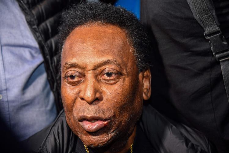 80-årige Pelé har de senere år døjet med flere helbredsproblemer, men han sender efter en tur på intensivafdelingen pga. en operation gode signaler til sine mange fans. Foto: Nelson Almeida/Ritzau Scanpix