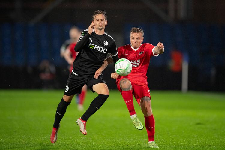 Randers FC's Jakob Ankersen (tv.) ses her under torsdag aftens Conference League-kamp i duel med AZ Alkmaars målscorer Jordy Clasie. Foto: Bo Amstrup/Ritzau Scanpix
