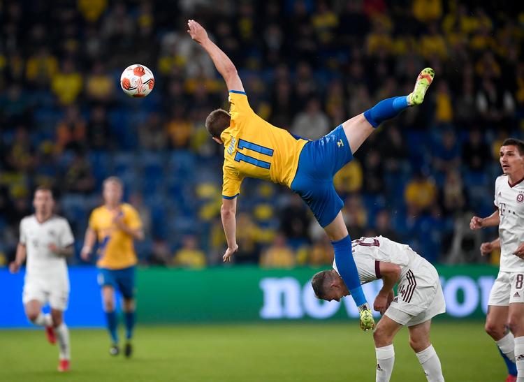 Mikael Uhre og resten af Brøndby-mandskabet måtte kæmpe hårdt i samtlige dueller, da Sparta Prag kom på besøg. Foto: Lars Poulsen