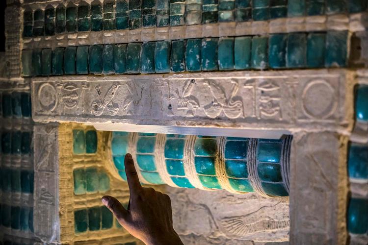 Den sydlige grav består af et netværk af korridorer, som er dekoreret med klinker og hieroglyffer og udgør en del af det historiske Sakkara-område syd for Kairo. Foto: Khaled Desouki/Ritzau Scanpix