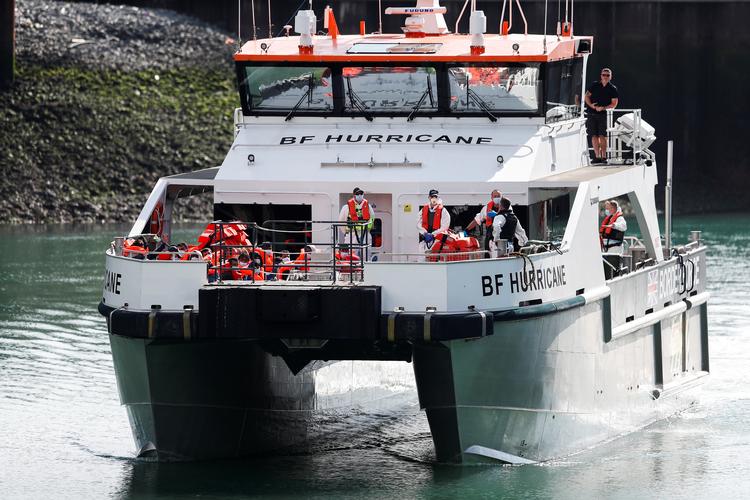 Migranter reddet af britisk grænsepoliti bringes i havn i Dover. Foto: Peter Nicholls/Ritzau Scanpix