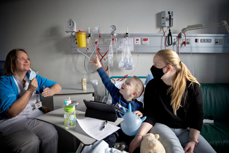 I de hårdeste coronamåneder herhjemme - hvor dette billede stammer fra - var der kun halvt så mange børn indlagt på børneafdelingerne, som normalt. Årsagen var dengang formentlig forbedret hygiejne og masser af leg udendørs. Nu er sengepladserne fuldt optaget flere steder. Og hospitaler må derfor vise forældre med børn, der er syge af RS-virus, videre til andre hospitaler.  Foto: Jesper Houborg