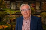 Efter studentereksamen læste Svend Larsen filosofi og historie – emner, der også præger hans bogreoler. Privatfoto. 