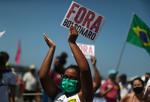 Folk deltager i en demonstration mod landets præsident på stranden Copacabana i Rio de Janeiro 12. september. Men demonstrationen blev ikke noget tilløbsstykke.  Hvis der var valg i dag, ville Bolsonaro ifølge meningsmålinger tabe til sine konkurrenter. Valget finder sted om godt et år. Foto: Pilar Olivares/Ritzau Scanpix