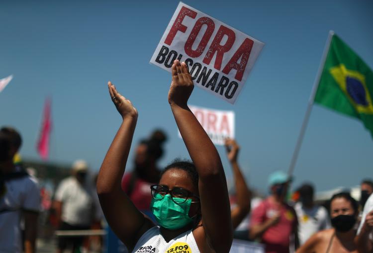 Folk deltager i en demonstration mod landets præsident på stranden Copacabana i Rio de Janeiro 12. september. Men demonstrationen blev ikke noget tilløbsstykke.  Hvis der var valg i dag, ville Bolsonaro ifølge meningsmålinger tabe til sine konkurrenter. Valget finder sted om godt et år. Foto: Pilar Olivares/Ritzau Scanpix