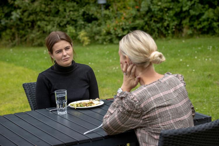 Veronika Wisniewski (tv.) og kollegaen Josephine Winther (th) oplever, at det især er på arbejdspladsen, at danskerne har fået fokus på ikke at overskride andres grænser. I nattelivet for eksempel foregår den slags stadig, siger Veronika Wisniewski.       Foto: Miriam Dalsgaard